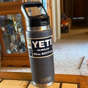 Yeti  26oz in “Black Stone”   BNWT